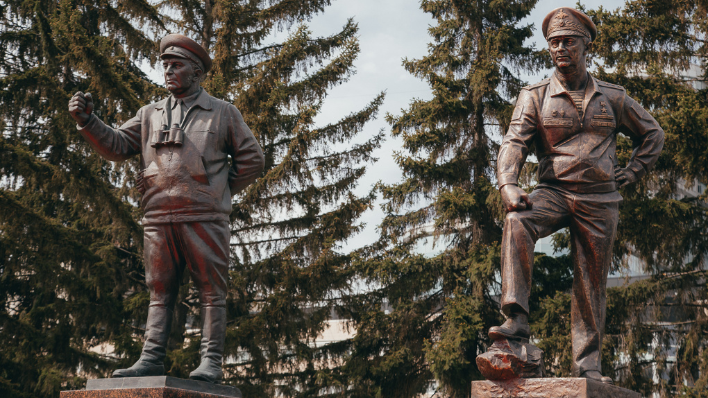 В центре Екатеринбурга открыли памятник экс-заместителю Сергея Шойгу. Фото