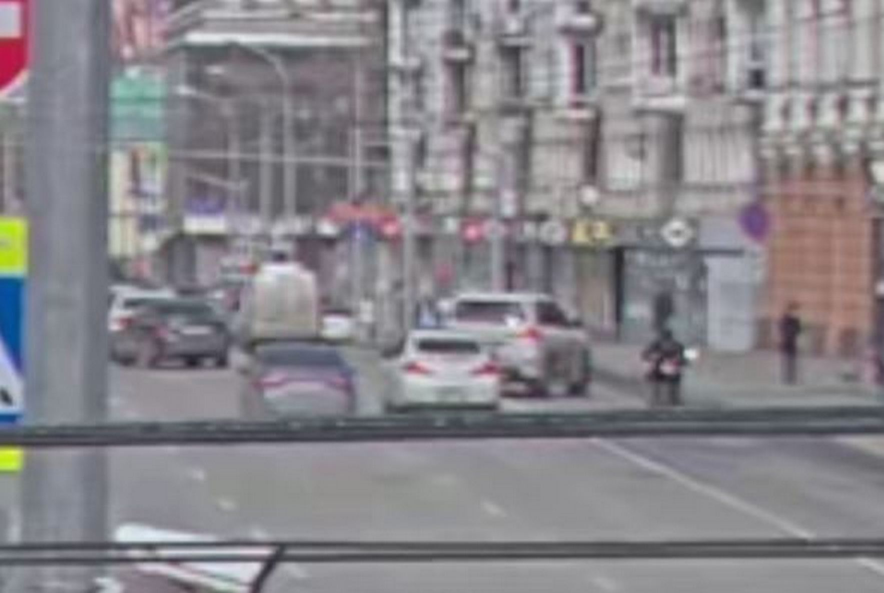 Внедорожник резко повернул направо: появилось видео аварии с участием главного десантника Урала