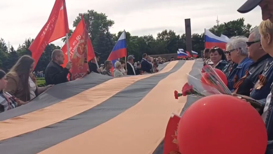 В честь Дня Победы в Херсонской области развернули огромную георгиевскую ленту