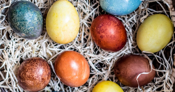 В Роскачестве посоветовали безопасные красители для яиц
